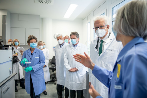 Ministerpräsident Winfried Kretschmann und Gesundheitsminister Manne Lucha (M.) im Landesgesundheitsamt (Bild: Staatsministerium Baden-Württemberg)