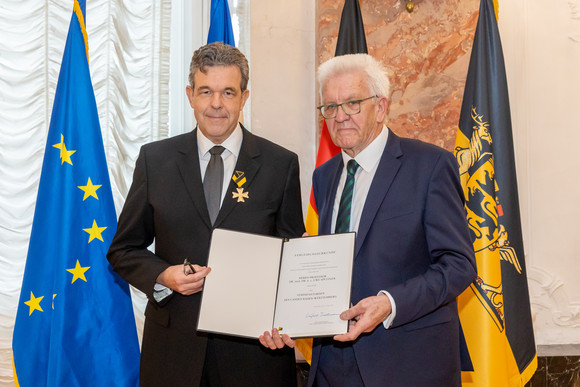 Ministerpräsident Winfried Kretschmann (rechts) und Prof. Dr. med. Dr. h.c. Uwe Spetzger (links)