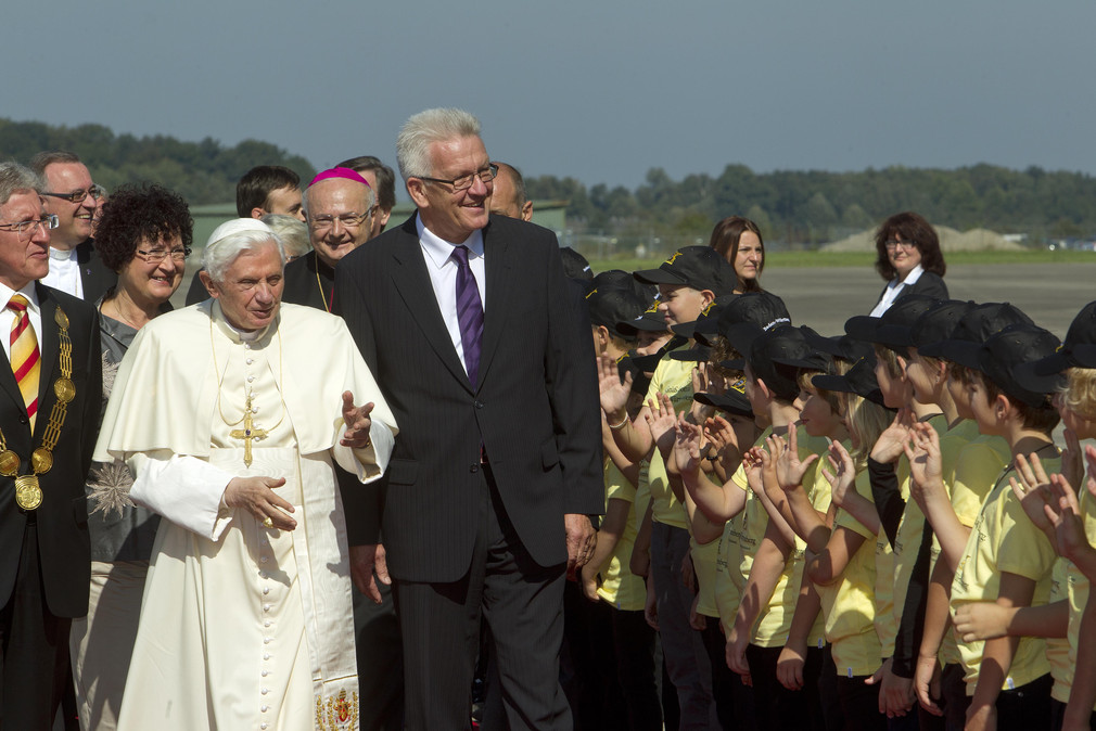 Papst Benedikt XVI. (l.) und Ministerpräsident Winfried Kretschmann (r.) am Flughafen in Lahr