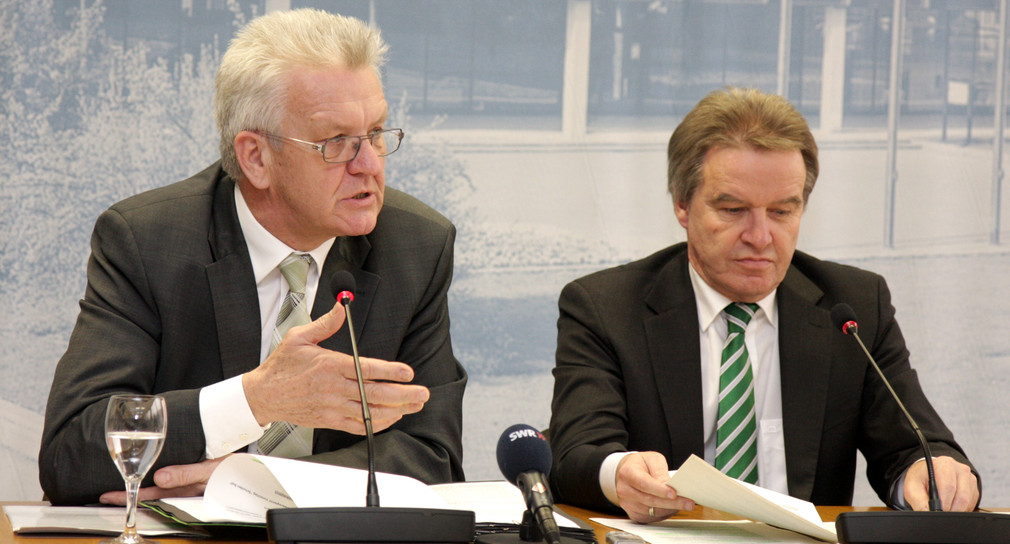 Ministerpräsident Winfried Kretschmann (r.) und Umweltminister Franz Untersteller (r.), bei der Regierungspressekonferenz am Dienstag (7. Februar 2012) im Landtag in Stuttgart