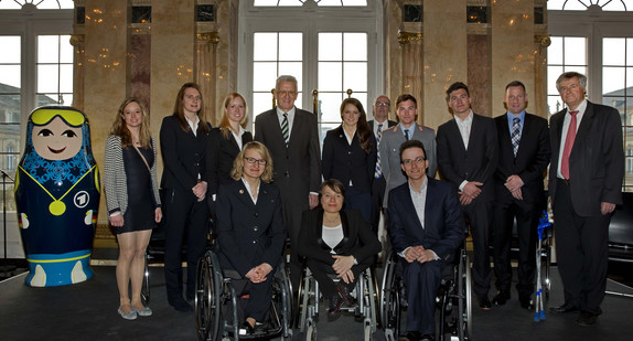 Gruppenbild mit Ministerpräsident Winfried Kretschmann und den baden-württembergischen Olympioniken und Paralympioniken