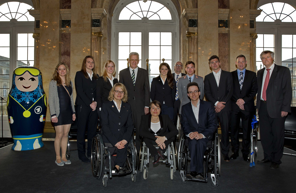 Gruppenbild mit Ministerpräsident Winfried Kretschmann und den baden-württembergischen Olympioniken und Paralympioniken