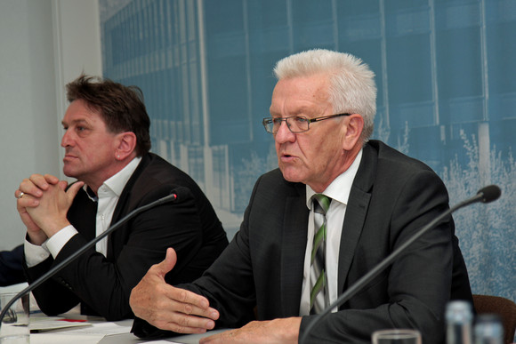 Ministerpräsident Winfried Kretschmann (r.) und Sozial- und Integrationsminister Manne Lucha (l.)