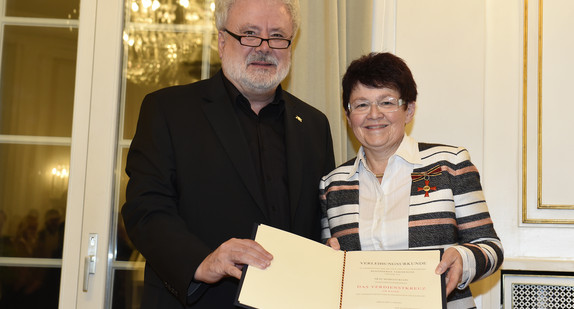 Staatsminister Klaus-Peter Murawski (l.) und Margot Kuon (r.)