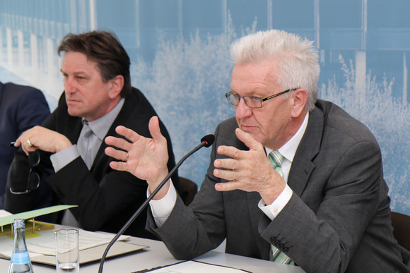 Ministerpräsident Winfried Kretschmann (r.) und Sozial- und Integrationsminister Manne Lucha (l.)