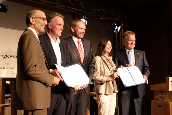 Rheinland-Pfalz und Niedersachsen unterzeichnen regionales Klimaschutzbündnis Under2MoU. 
(L-R) Ken Alex - Senior Policy Advisor to Governor Brown Kalifornien/USA, Stefan Wenzel - Minister für Umwelt, Energie und Klimaschutz des Landes Niedersachsen, Volker Ratzmann - Bevollmächtigter des Landes Baden-Württemberg beim Bund, Ulrike Höfken - Staatsministerin für Umwelt, Energie, Ernährung und Forsten Rheinland-Pfalz, Franz Untersteller - Minister für Umwelt, Klima und Energiewirtschaft Baden-Württemberg