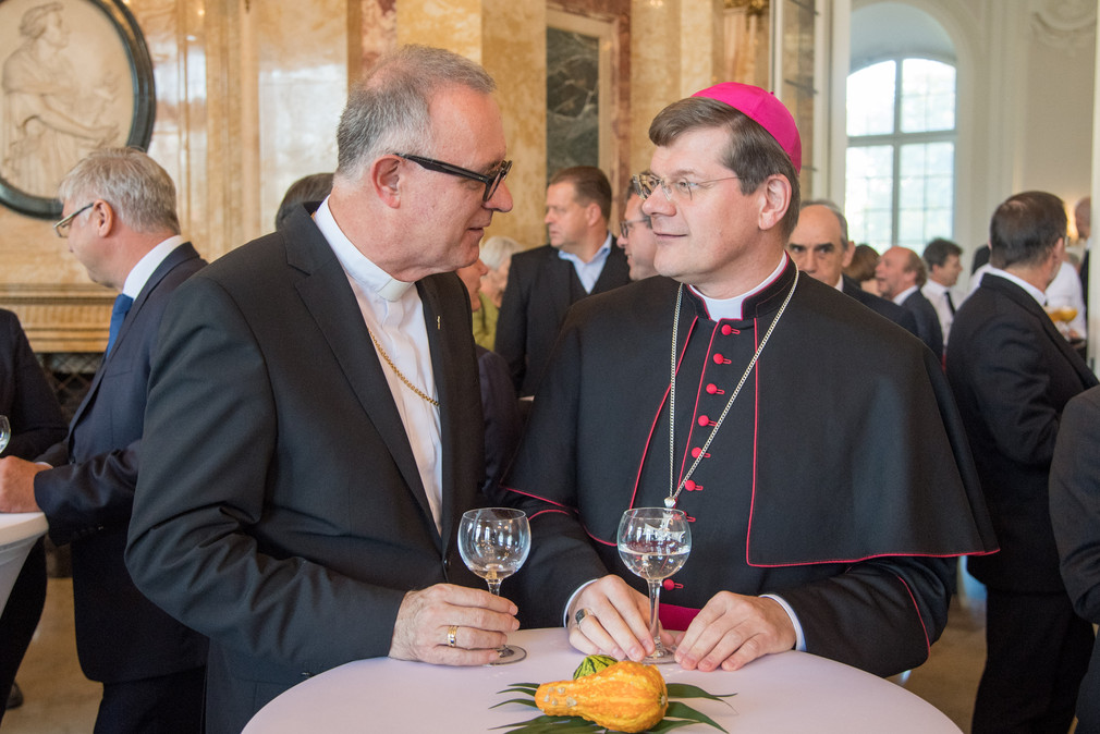 Landesbischof Frank Otfried July (l.) und Erzbischof Stephan Burger (r.)