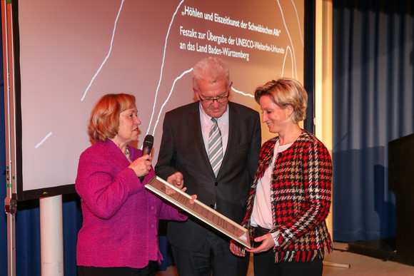 Die Staatsministerin im Auswärtigen Amt, Maria Böhmer (l.), überreicht die UNESCO-Weltkulturerbe-Urkunde „Höhlen und Eiszeitkunst der Schwäbischen Alb“ an Ministerpräsident Winfried Kretschmann (M.) und Wirtschaftsministerin Nicole Hoffmeister-Kraut (r.). (Foto: © Fotografie Felix Oechsler)