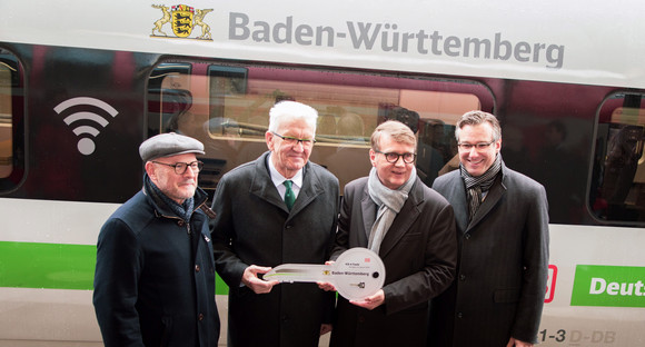 v. l. n. r.: Verkehrsminister Winfried Hermann, Ministerpräsident Winfried Kretschmann, Ronald Pofalla, Vorstand Infrastruktur der Deutschen Bahn AG, und Thorsten Krenz, Konzernbevollmächtigter der Deutschen Bahn (Bild: Staatsministerium Baden-Württemberg)