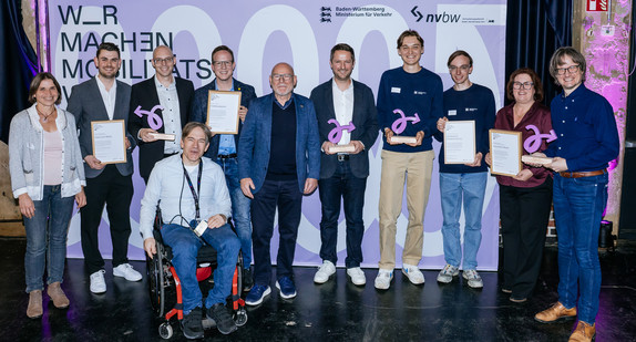 Gruppenbild der Gewinner "Wir machen Mobilitätswende" 2025 mit Verkehrsminister Hermann.