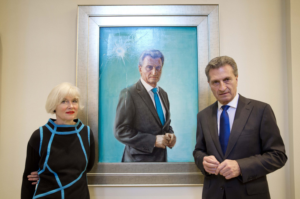 Die Künstlerin Anke Doberauer (l.) und der ehemalige Ministerpräsident Günther Oettinger (r.)  stehen neben dem Porträt von Günther Oettinger. 