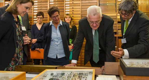 v.l.n.r.: Staatssekretärin Petra Olschowski, Museumsdirektorin Prof. Johanna Eder, Ministerpräsident Winfried Kretschmann, Insektenkundler Dr. Arnold Staniczek in der Insektensammlung des Naturkundemuseums Stuttgart (Foto: Max Kovalenko)