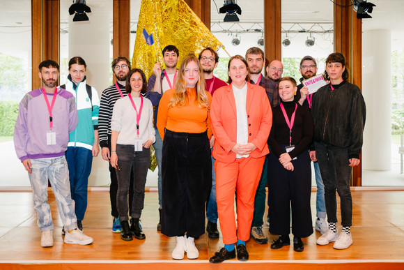 Ausstellung Soft Power Platform - European Artist Convention Alle TeilnehmerInnen, Kuratorin Mareen Wrobel und Elke aus dem Moore, Direktorin der Akademie Schloss Solitude.
