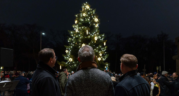 Übergabe der Gengenbacher Weihnachtstanne an die Landesvertretung, 25.11.2025