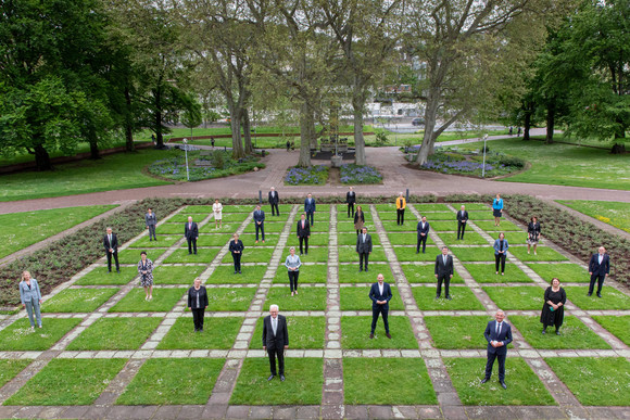 Die Mitglieder der Landesregierung und die Politischen Staatssekretäre vor dem Neuen Schloss in Stuttgart