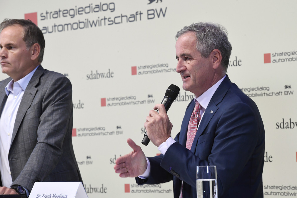 Dr. Frank Mastiaux, Vorstandsvorsitzender der EnBW Energie Baden-Württemberg AG, spricht auf der der Pressekonferenz bei der fünften Jahresveranstaltung des Strategiedialogs Automobilwirtschaft.