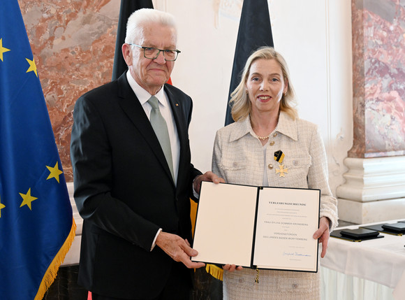 Auszeichnung Verdienstorden des Landes an 24 verdiente Persönlichkeiten Ministerpräsident Winfried Kretschmann (links) und Sylvia Dommer-Kroneberg (rechts)