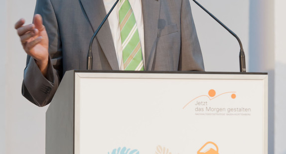 Ministerpräsident Winfried Kretschmann bei seiner Eröffnungsrede am Freitag (15. Juli 2011) beim Nachhaltigkeitskongress in Stuttgart (Foto: Ministerium für Umwelt, Klima und Energiewirtschaft Baden-Württemberg)