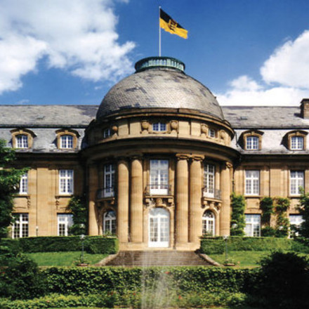 Das Staatsministerium in der Villa Reitzenstein (Parkansicht)