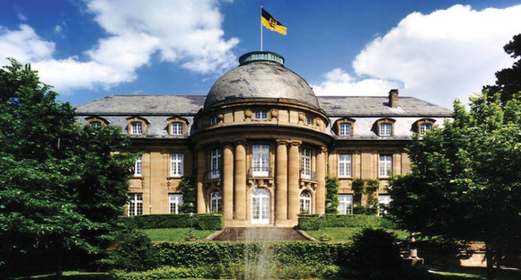 Das Staatsministerium in der Villa Reitzenstein (Parkansicht)