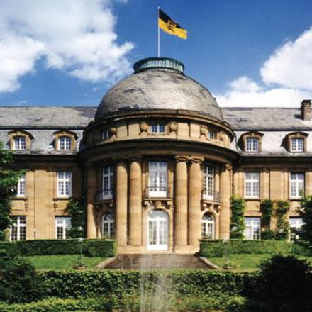 Das Staatsministerium in der Villa Reitzenstein (Parkansicht)