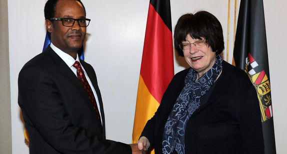 Staatsrätin Gisela Erler (r.) und Äthiopiens Botschafter Kuma Demeksa Tokon (l.)