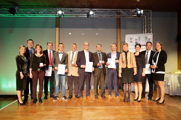 Sieger Staatsehrenpreise 2017 Baden und Württemberg  (L-R) Weinkönigin Württemberg Karoline Glöckner, Vertreter folgender Betriebe: Anita Landesvatter, Weingut Keicher, Weingut Wiedemann, Winzerkeller Hex vom Dasenstein, Rolf Willy, Staatssekretärin Gurr-Hirsch, Weinkönigin Baden Franziska Aatz und Weingut Hercher