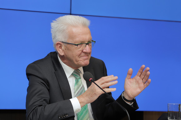 Ministerpräsident Winfried Kretschmann bei der Regierungspressekonferenz (Bild: Staatsministerium Baden-Württemberg)