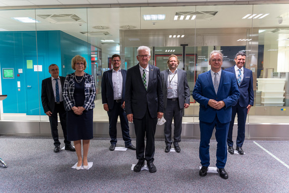 v.l.n.r.: Finanzbürgermeisterin Sabrina Nußbeck, Ministerpräsident Winfried Kretschmann und Reiner Haseloff, Ministerpräsident von Sachsen Anhalt, bei der Firma IDT Biologika in Dessau-Roßlau (Bild: Staatsministerium Baden-Württemberg)