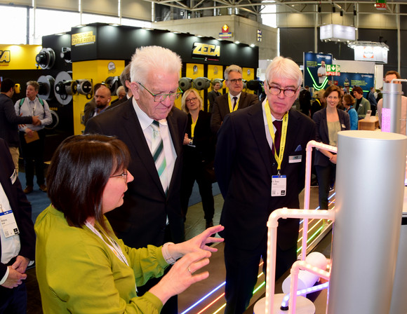 Ministerpräsident Winfried Kretschmann (Mitte) am Stand des Karlsruher Instituts für Technologie