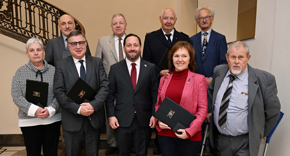 Staatssekretär Florian Hassler (vorne in der Mitte) mit den ausgezeichneten Personen