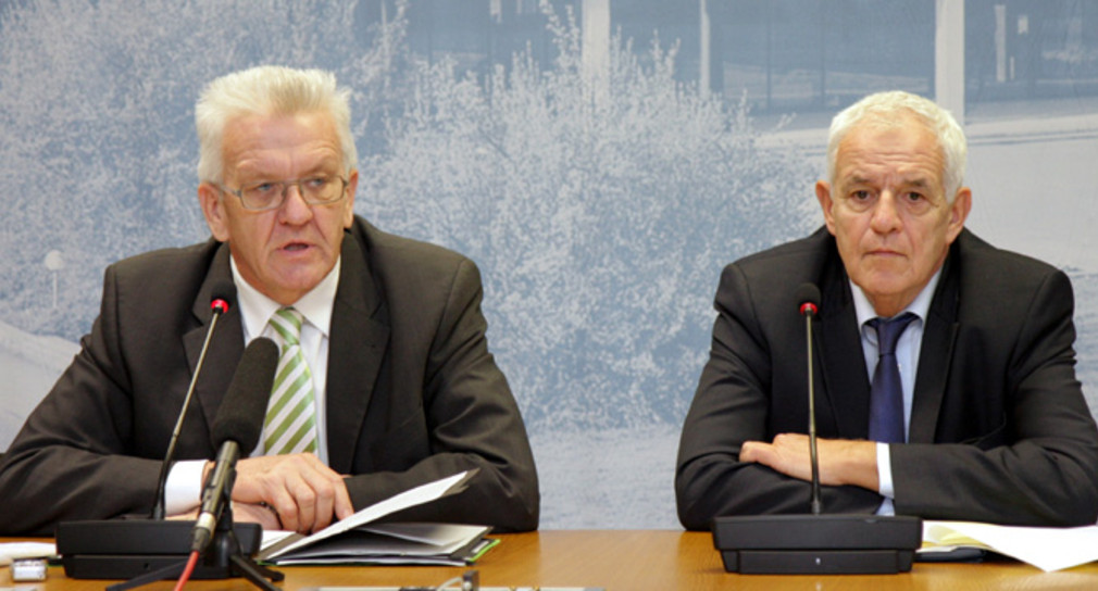Ministerpräsident Winfried Kretschmann (l.) und Justizminister Rainer Stickelberger (r.) bei der Regierungspressekonferenz am 8. Januar 2013 im Landtag in Stuttgart