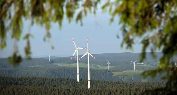  Windräder stehen auf den Anhöhen in der Nähe des Kandels bei Waldkirch. (Bild: dpa)
