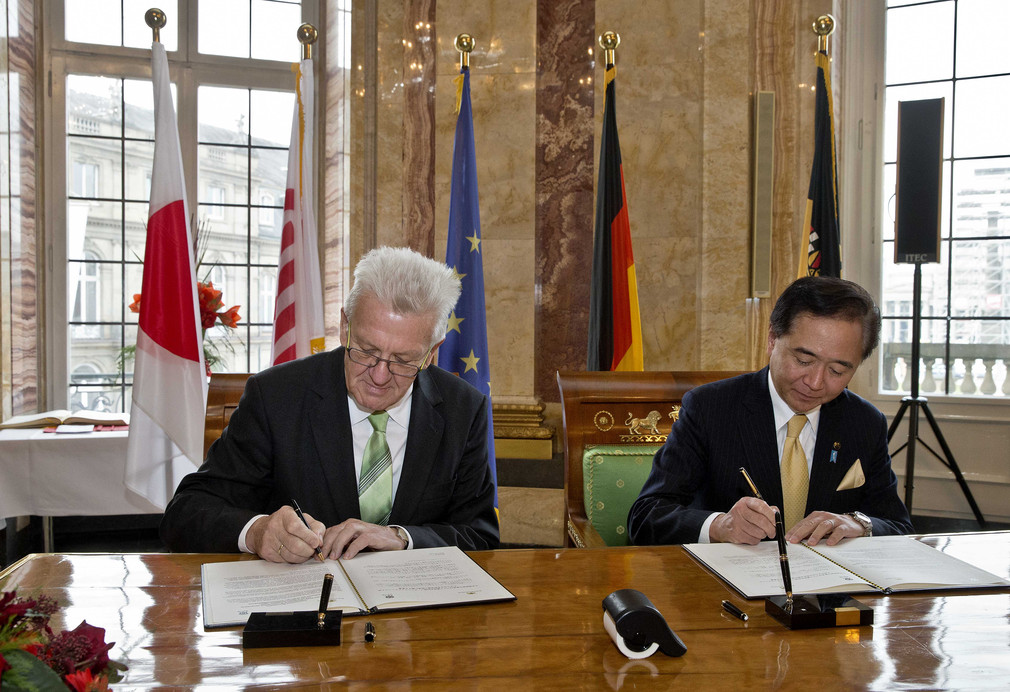 Ministerpräsident Winfried Kretschmann (l.) und Gouverneur Yūji Kuroiwa (r.) bei der Unterzeichnung des Memorandums