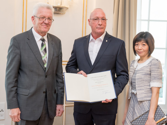 v.l.n.r.: Ministerpräsident Winfried Kretschmann, Uwe Hück und dessen Ehefrau