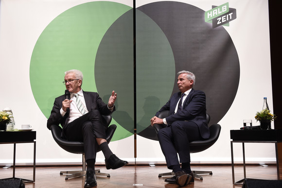 Ministerpräsident Winfried Kretschmann (l.) und Innenminister Thomas Strobl (r.) 