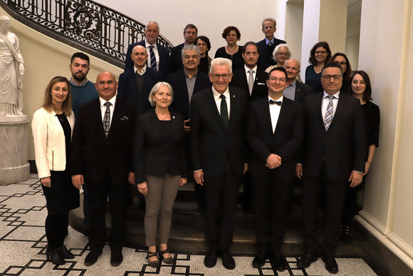 Gruppenbild mit Ministerpräsident Winfried Kretschmann (vorne, 4.v.l.), dem Antisemitismusbeauftragen der Landesregierung, Dr. Michael Blume  (vorne, 5.v.l.), und den Mitgliedern des Expertenrats (Bild: Staatsministerium Baden-Württemberg)