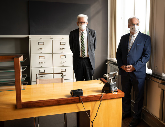 Ministerpräsident Winfried Kretschmann (l.) mit Reiner Haselhoff (r.), Ministerpräsident von Sachsen-Anhalt, im im einstigen Direktorenzimmer des Bauhauses vor dem Schreibtisch von Walter Gropius (Bild: Staatsministerium Baden-Württemberg)