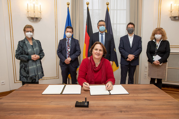 Jüdisches Leben Kooperation zu „1.700 Jahre jüdisches Leben in Deutschland“ Staatsministerin Theresa Schopper (vorne, sitzend) unterzeichnet die Kooperationsvereinbarung, dahinter stehen (v.l.n.r.) die Generalsekretärin des Vereins „321-2021: 1700 Jahre jüdisches Leben in Deutschland e. V.“, Sylvia Löhrmann, der Geschäftsführer des Vereins „321-2021: 1700 Jahre jüdisches Leben in Deutschland e. V.“, Andrei Kovacs, der Vorsitzende der Israelitischen Religionsgemeinschaft Baden, Rami Suliman, der Beauftragte der Landesregierung gegen Antisemitismus, Dr. Michael Blume und die Vorsitzende der Israelitischen Religionsgemeinschaft Württemberg, Prof. Barbara Traub.