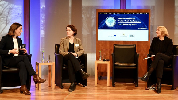 Fishbowl-Diskussion zum Thema „Stronger than Ever? Transatlantic Relations in an Era of Global Conflict and Domestic Social Unrest“ mit Dr. Anna Sauerbrey, Melissa Eddy und Cathryn Clüver Ashbrook (Moderatorin)