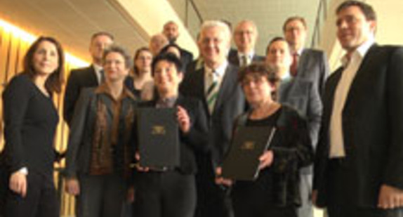 Unterzeichnung des Aktionsplans Jugend im Landtag am 12. März 2013.