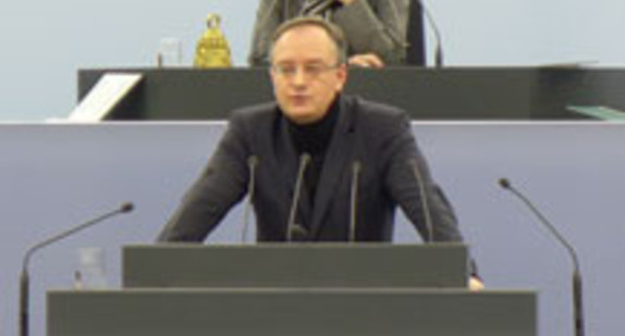 Andreas Stoch, Minister für Kultus, Jugend und Sport am Rednerpult im baden-württembergischen Landtag.