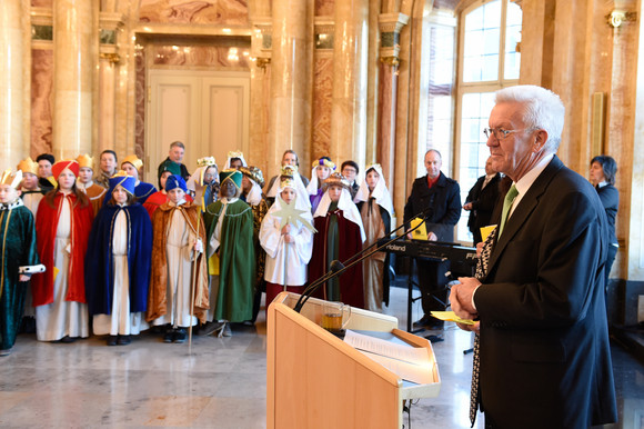 Ministerpräsident Winfried Kretschmann (r.) bei seiner Ansprache vor den Sternsingergruppen