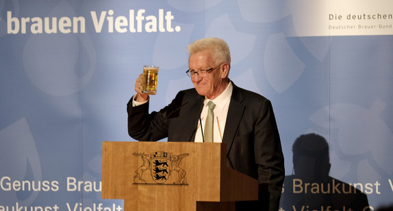 Ministerpräsident Winfried Kretschmann übergibt sein Amt als Bierbotschafter an Bundesministerin Julia Klöckner.