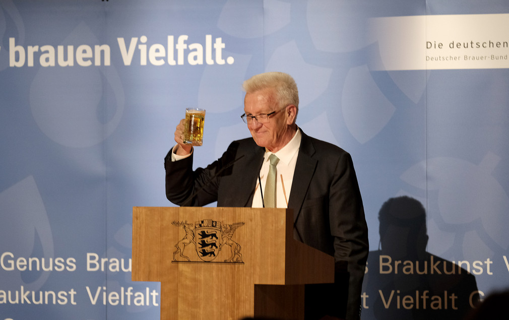 Ministerpräsident Winfried Kretschmann übergibt sein Amt als Bierbotschafter an Bundesministerin Julia Klöckner.