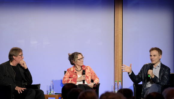 (L-R) Der Autor Wolfang Schorlau im Gespräch mit Barbara Gillmann - Handelsblatt und Dr. Gerhard Schick, MdB.