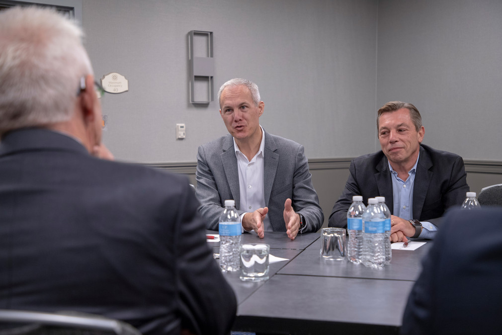 v.l.n.r.: Ministerpräsident Winfried Kretschmann im Accenture Lab Silicon Valley im Gespräch mit Craig McNeil und Marc Carrel-Billiard (Foto: Staatsministerium Baden-Württemberg)