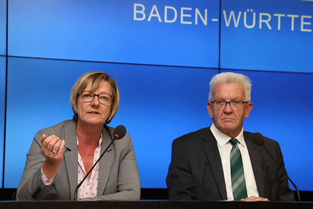 Ministerpräsident Winfried Kretschmann (r.) und Finanzministerin Edith Sitzmann (l.) (Bild: Staatsministerium Baden-Württemberg)