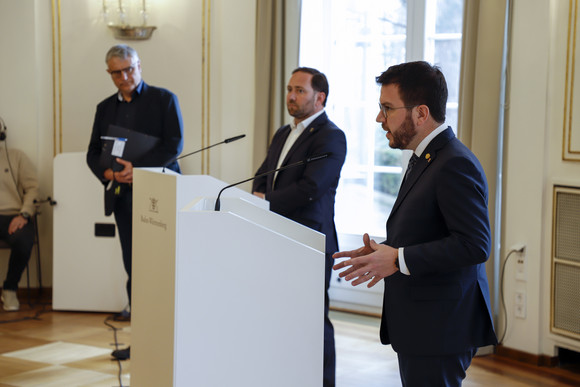 Der Präsident der Generalitat von Katalonien, Pere Aragonès (rechts), Staatssekretär Florian Hassler (Mitte) und Regierungssprecher Arne Braun (links) in der Villa Reitzenstein in Stuttgart