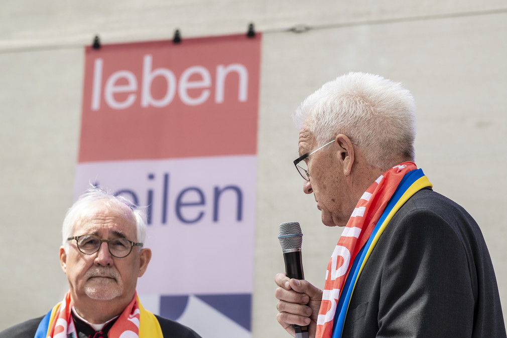 Ministerpräsident Winfried Kretschmann (rechts) im Gespräch mit Bischof Dr. Gebhard Fürst (links).